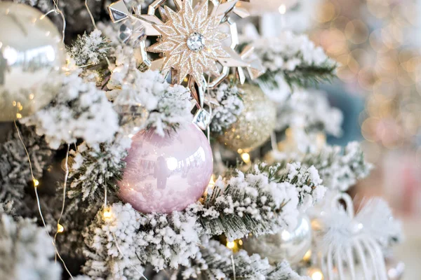 Nieuwjaarskaart Speelgoedglazen Ballen Sneeuwvlokken Achtergrond Van Een Wazige Kerstboom Met — Stockfoto