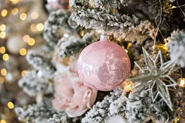 Nieuwjaarskaart Speelgoedglazen Ballen Sneeuwvlokken Achtergrond Van Een Wazige Kerstboom Met — Stockfoto