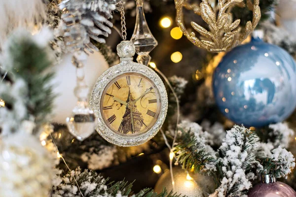 Tarjeta Felicitación Año Nuevo Bolas Vidrio Juguete Reloj Plata Fondo — Foto de Stock