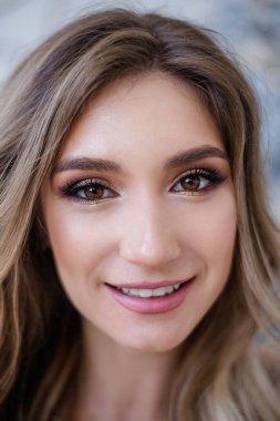 Temiz bir yüzü, sorunsuz bir teni ve profesyonel çıplak makyajı olmayan güzel sarışın bir kızın pembe dudaklarının yakın plan portresi. Beyaz dişli, parlak bir gülümseme. Fotoğraf rötuş yapmadan