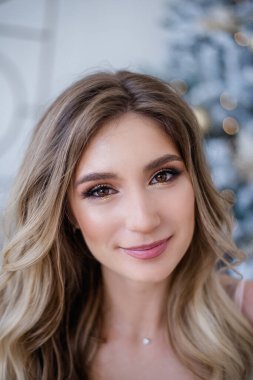 Temiz bir yüzü, sorunsuz bir teni ve profesyonel çıplak makyajı olmayan güzel sarışın bir kızın pembe dudaklarının yakın plan portresi. Beyaz dişli, parlak bir gülümseme. Fotoğraf rötuş yapmadan