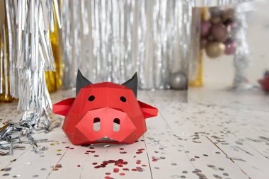 Parlak, parlak yeni yıl boğa şenlik kartı. Noel öküzü kafası arka planda gümüş, altın bokeh 'e karşı. Takvim boş, internet afişi. Mukavvadan yapılmış 3 boyutlu maske, daha popüler Moşe. Boşluğu, düzeni kopyala