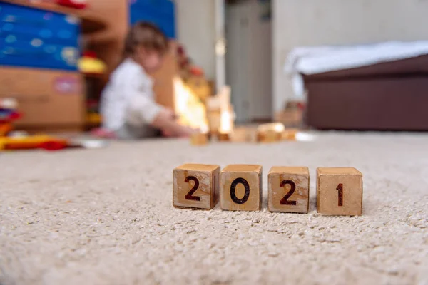 Cubos Madeira Com Números 2021 Estão Uma Fileira Uma Criança — Fotografia de Stock