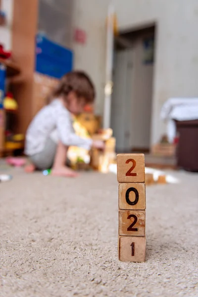 Cubos Madera Con 2021 Números Están Una Fila Niño Pequeño —  Fotos de Stock