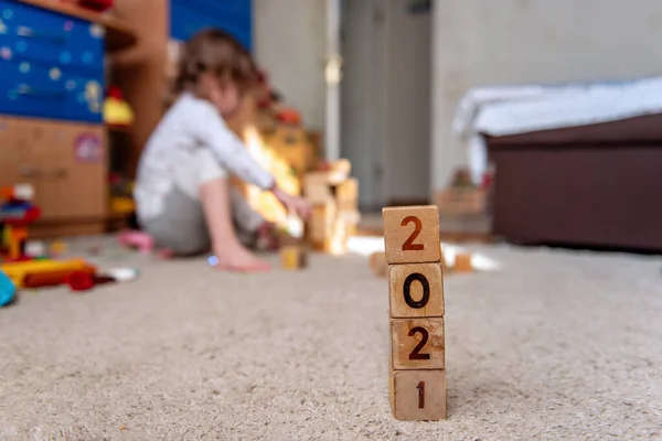 Cubos Madera Con 2021 Números Están Una Fila Niño Pequeño —  Fotos de Stock