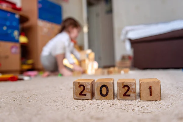 Cubos Madera Con 2021 Números Están Una Fila Niño Pequeño —  Fotos de Stock