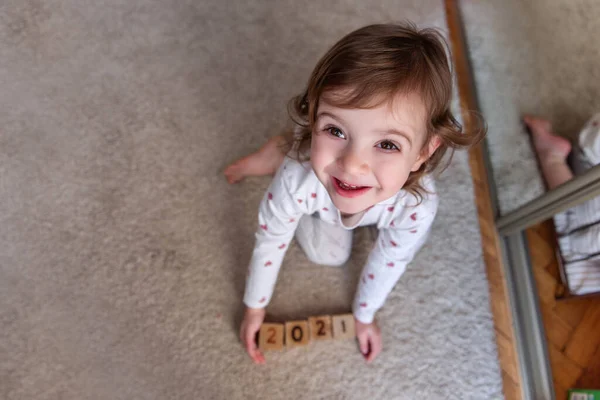 Menina Feliz Segurando Cubos Madeira Suas Mãos Com Números Inscrição — Fotografia de Stock