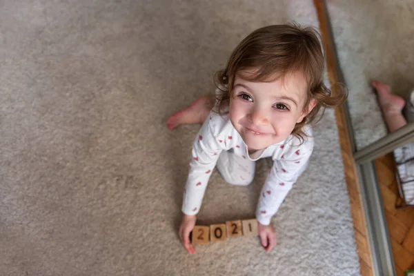 Menina Feliz Segurando Cubos Madeira Suas Mãos Com Números Inscrição — Fotografia de Stock