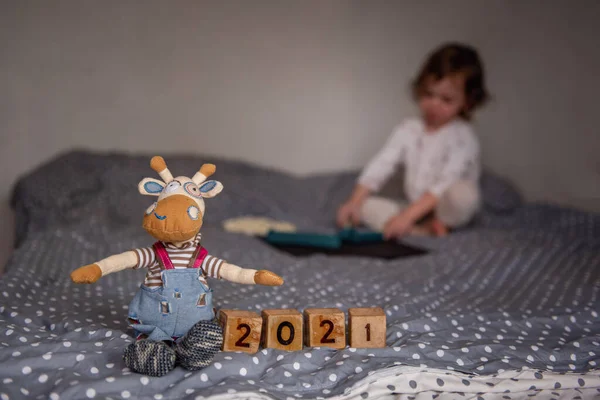 Cartão Ano Novo Boi Touro Brinquedo Feito Mão Senta Por — Fotografia de Stock