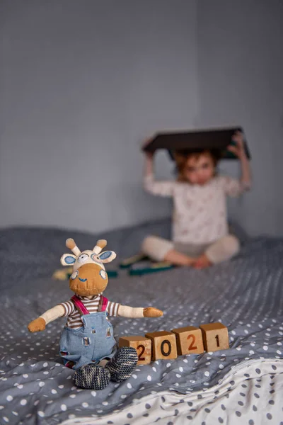 Cartão Ano Novo Boi Touro Brinquedo Feito Mão Senta Por — Fotografia de Stock