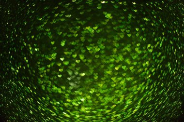 Yeşil bulanık kalplerin siyah izole edilmiş arka plan dokusunda. Tebrik kartı. Web sitesi afişi, poster. Sevgililer Günü için şablon hazırlığı, Anneler Günü, Aziz Patrick Günü, 8 Mart. Boşluğu kopyala