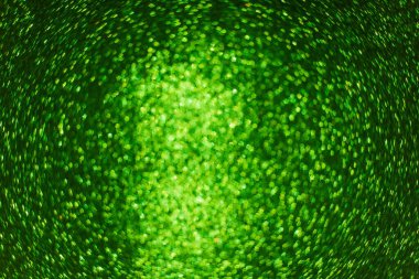 Bulanık odaklı bokeh arkaplanı. İyi şans getirmesi için yeşil siyah yonca deseni. Aziz Patrick bayram tebrik kartları için bir şablon. Soyut şablon. Dekorasyon için alan düzenini kopyala