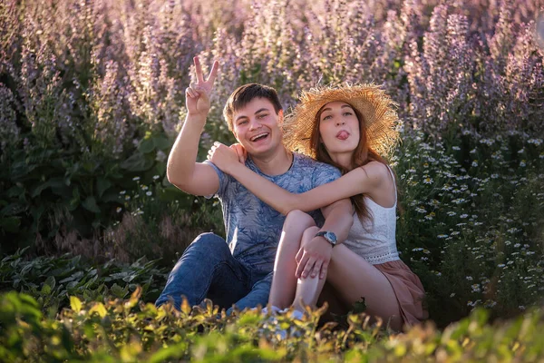 Lyckligt Förälskade Par Sitter Kramas Blommande Salvia Fält Ung Man — Stockfoto