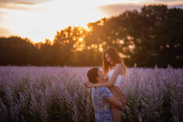 Jovem Pegou Mulher Bonita Seus Braços Gira Redor Florescendo Campo — Fotografia de Stock