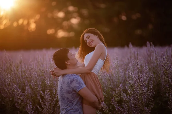 Jovem Pegou Mulher Bonita Seus Braços Gira Redor Florescendo Campo — Fotografia de Stock