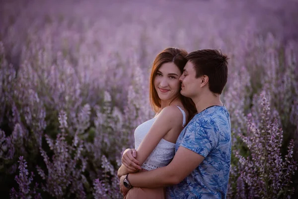 Casal Feliz Abraços Amor Beijos Pôr Sol Perto Campo Salva — Fotografia de Stock