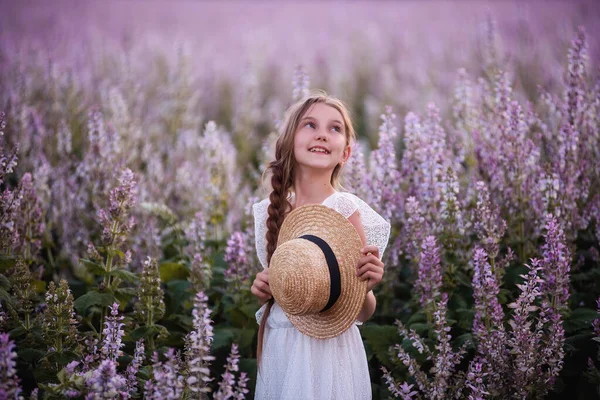 Retratos Hermosa Adolescente Con Sombrero Paja Con Una Trenza Larga —  Fotos de Stock