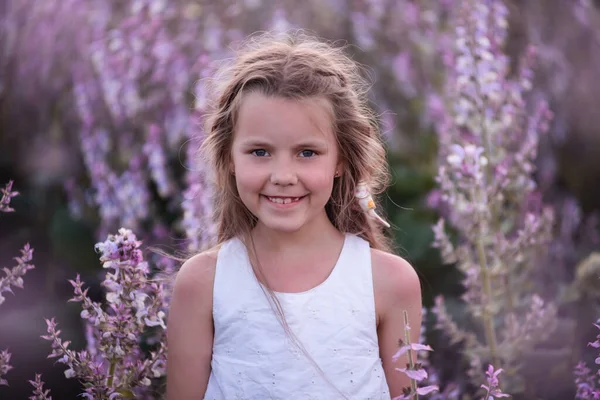 Nahaufnahme Portraits Eines Kleinen Mädchens Mit Langen Wallenden Haaren Blühendem — Stockfoto