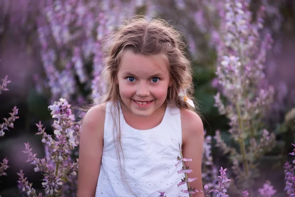 Närbild Porträtt Liten Flicka Med Långt Flödande Hår Blommande Rosa — Stockfoto