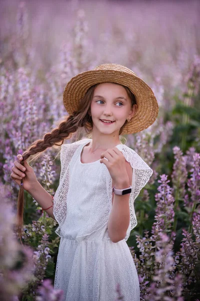 Πορτραίτα Όμορφη Έφηβη Ψάθινο Καπέλο Μακριά Κοτσίδα Ένα Ανθισμένο Ροζ — Φωτογραφία Αρχείου