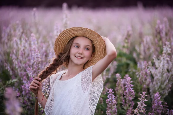 Πορτραίτα Όμορφη Έφηβη Ψάθινο Καπέλο Μακριά Κοτσίδα Ένα Ανθισμένο Ροζ — Φωτογραφία Αρχείου