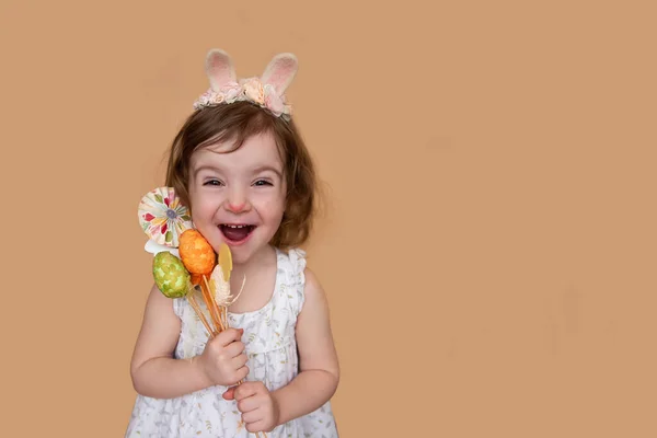 Emocjonalny Pozytywny Portret Dziewczynki Króliczymi Uszami Głowie Trzymającej Wielkanocny Bukiet — Zdjęcie stockowe