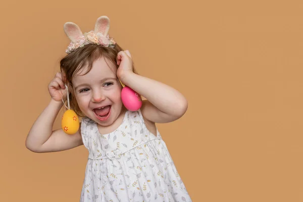 Close Emocional Retrato Positivo Menina Com Orelhas Coelho Cabeça Joga — Fotografia de Stock