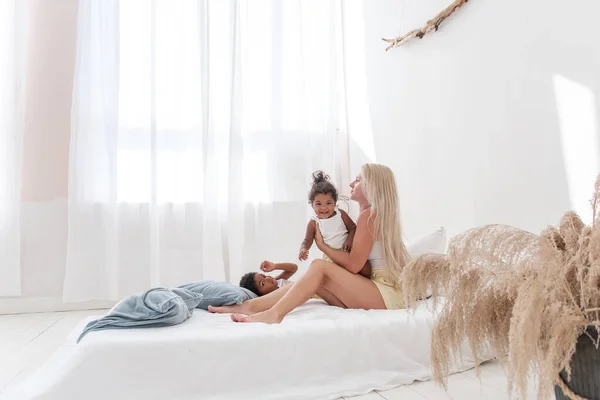 Junge Kaukasische Blonde Mutter Spielt Liegt Auf Weißem Bett Mit — Stockfoto