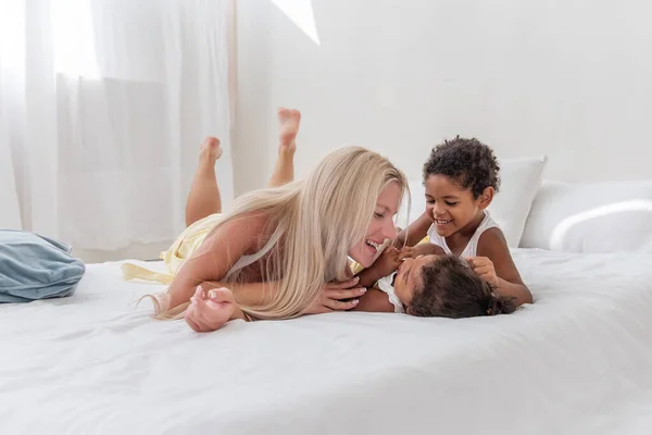 Mladá Běloška Blond Matka Leží Bílé Posteli Synem Afroamerické Dcery — Stock fotografie