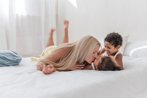 Mladá Běloška Blond Matka Leží Bílé Posteli Synem Afroamerické Dcery — Stock fotografie