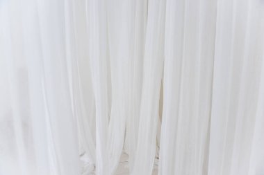 Beyaz, havadar şifon kumaş ve tül arkaplan dokusu. Tarafsız renkler. Minimalist iç dekorasyon. İskandinav tarzı. Boşluğu kopyala