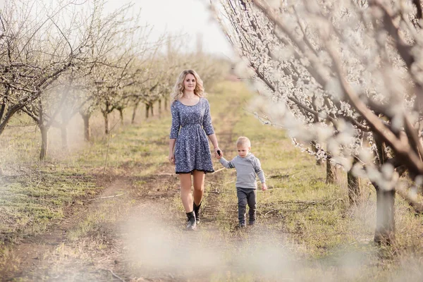 Une Jeune Mère Blonde Avec Son Petit Fils Promène Main — Photo