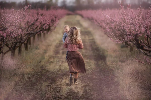 Egy Fiatal Anya Fogja Kisfia Kezét Játszik Fut Együtt Rózsaszín — Stock Fotó