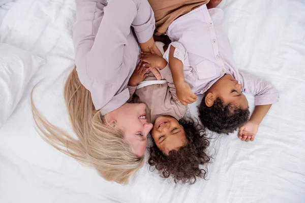 Mnohonárodnostní Šťastná Rodina Mladá Blond Běloška Matka Baví Synem Dcerou — Stock fotografie