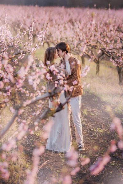 Glada Par Förälskade Vid Solnedgången Blommande Persika Rosenträdgårdar Mannen Står — Stockfoto