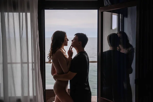 Silhouetten Eines Jungen Verliebten Paares Vor Einem Panoramafenster Mit Blick — Stockfoto
