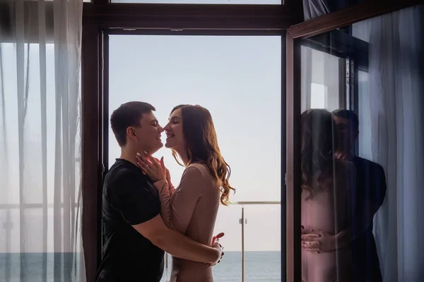 Siluetas Pareja Joven Cariñosa Frente Una Ventana Panorámica Con Vistas — Foto de Stock