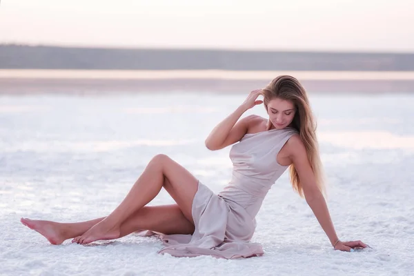 Young Blonde Woman Evening Airy Pastel Pink Powdery Dress Sitting — Stock fotografie