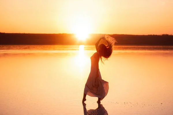 Silueta Una Chica Delgada Elegante Vestido Liviano Satinado Atardecer Una — Foto de Stock