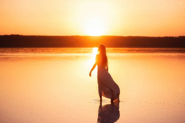 Silhouette Una Ragazza Snella Graziosa Abito Leggero Satinato Polvere Tramonto — Foto Stock