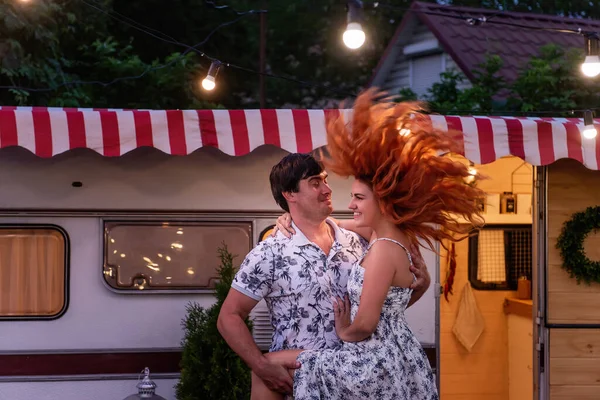 Het Echtpaar Van Middelbare Leeftijd Danst Avonds Verliefd Het Motorhuis — Stockfoto