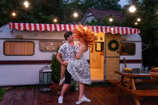 Középkorú Pár Szerelmesen Táncol Este Motelben Szerelmesek Szenvedélyesen Töltik Hétvégét — Stock Fotó