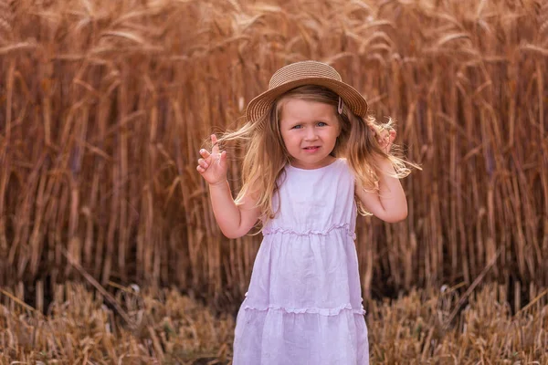 Little Girl Light Pink Sundress Straw Hat Runs Field Golden — Stock Photo, Image