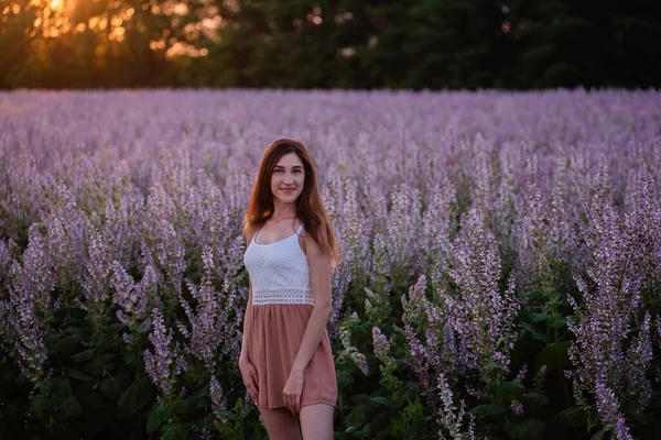 Jeune Femme Shirt Blanc Short Poudreux Tient Par Floraison Champ — Photo