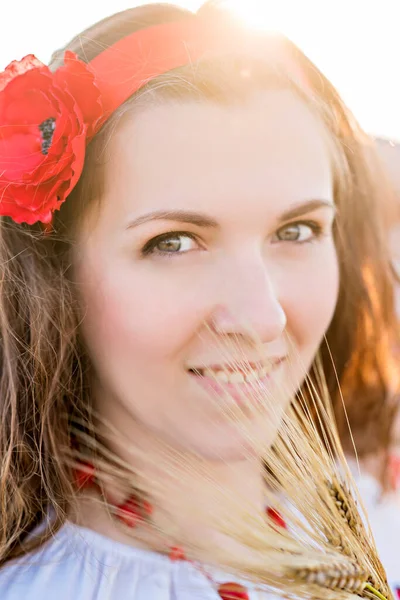 Közelkép Fiatal Nőről Piros Karikával Virággal Fején Nemzeti Jelmezben Egy — Stock Fotó