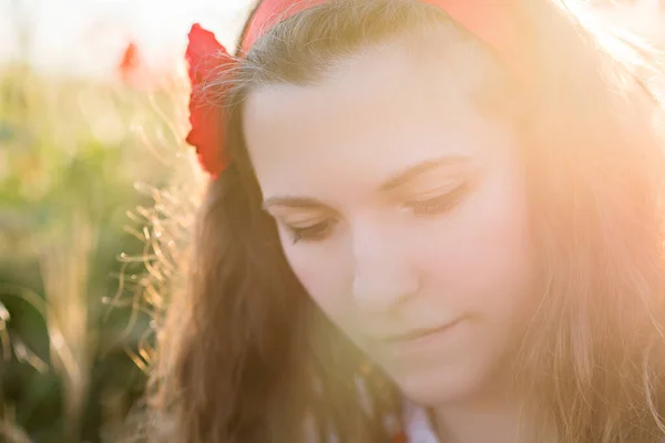 Retrato Cerca Una Mujer Joven Con Aro Rojo Con Flor —  Fotos de Stock