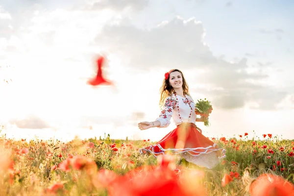 Mladá Žena Ukrajinském Národním Kostýmu Vyšívaná Košile Červená Sukně Stojí — Stock fotografie