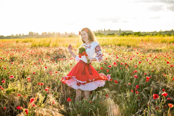Молода Жінка Танцює Українському Національному Костюмі Вишита Сорочка Червона Спідниця — стокове фото