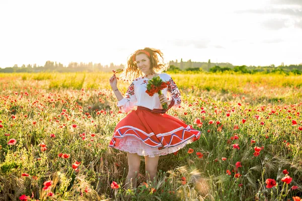 Молода Жінка Танцює Українському Національному Костюмі Вишита Сорочка Червона Спідниця — стокове фото
