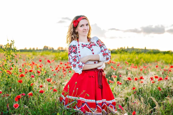 Молода Жінка Українському Національному Костюмі Вишита Сорочка Червона Спідниця Стоїть — стокове фото